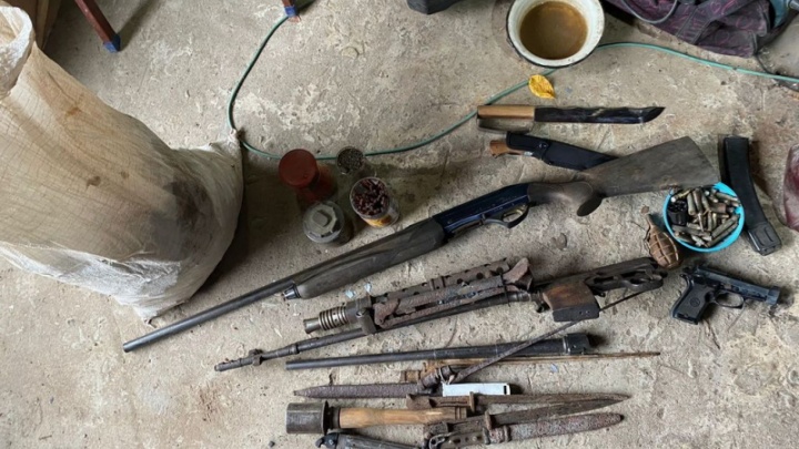 Полицейские нашли на даче у 62-летнего жителя Волгограда сотню патронов, оружие и взрывчатые вещества