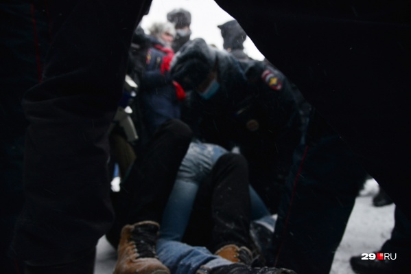 В Архангельске толпа защищала протестующих от полицейских. Посмотрите, <a href="https://29.ru/text/gorod/2021/01/23/69720221/" target="_blank" class="_">как это было</a> В Архангельске толпа защищала протестующих от полицейских. Посмотрите, <a href="https://29.ru/text/gorod/2021/01/23/69720221/" target="_blank" class="_">как это было</a>