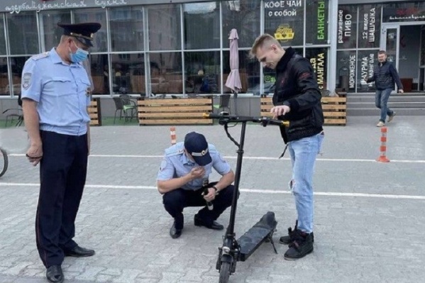 Инспекторы ГИБДД проводят рейды по самокатам в Перми Инспекторы ГИБДД проводят рейды по самокатам в Перми