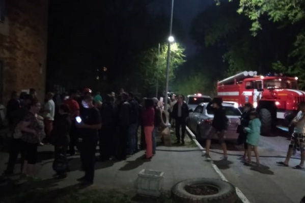 До прибытия пожарных большинство жильцов вышли на улицу самостоятельно До прибытия пожарных большинство жильцов вышли на улицу самостоятельно