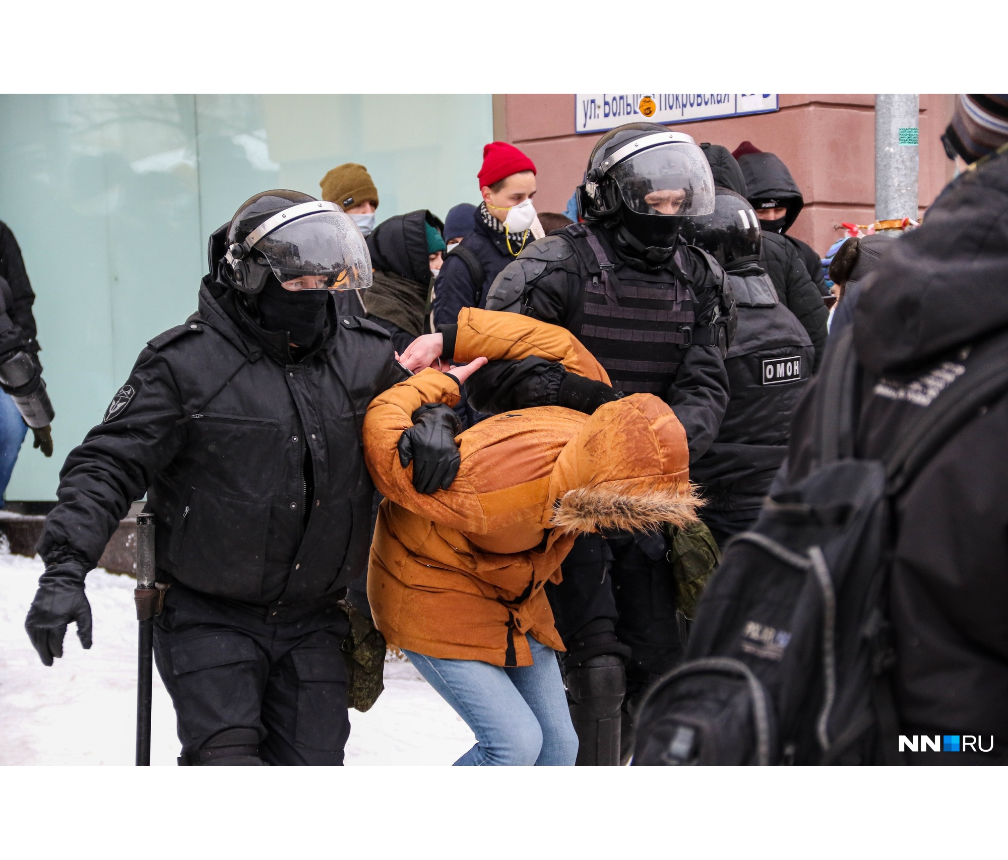 Одних митинговавших полицейские и ОМОН уводили спокойно, к другим же сразу применяли силу Одних митинговавших полицейские и ОМОН уводили спокойно, к другим же сразу применяли силу