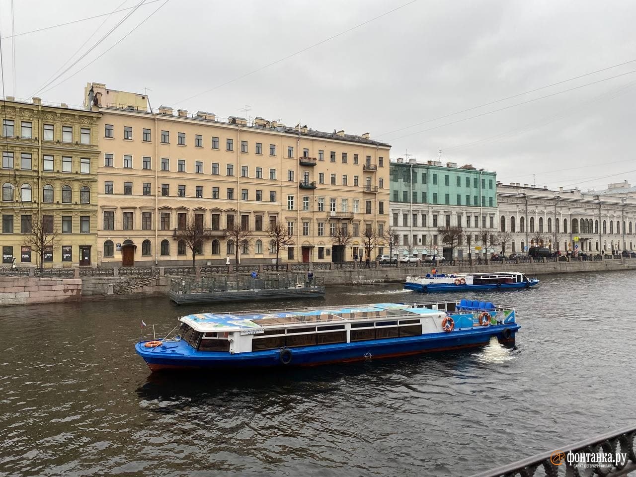 Поплавали и хватит. С Фонтанки увозят…