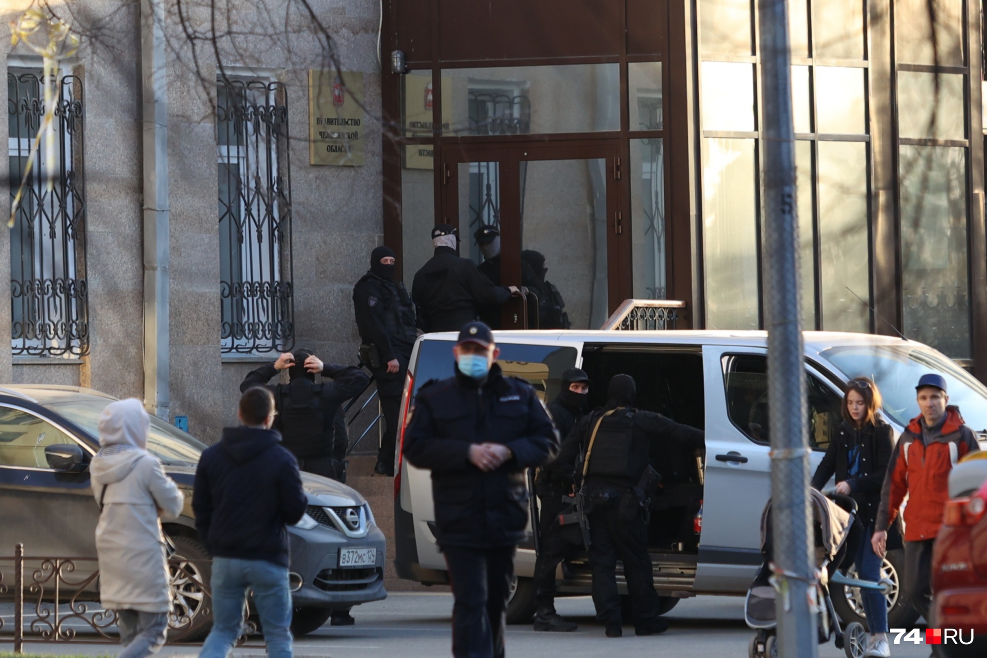 Вход в правительство под охраной Вход в правительство под охраной
