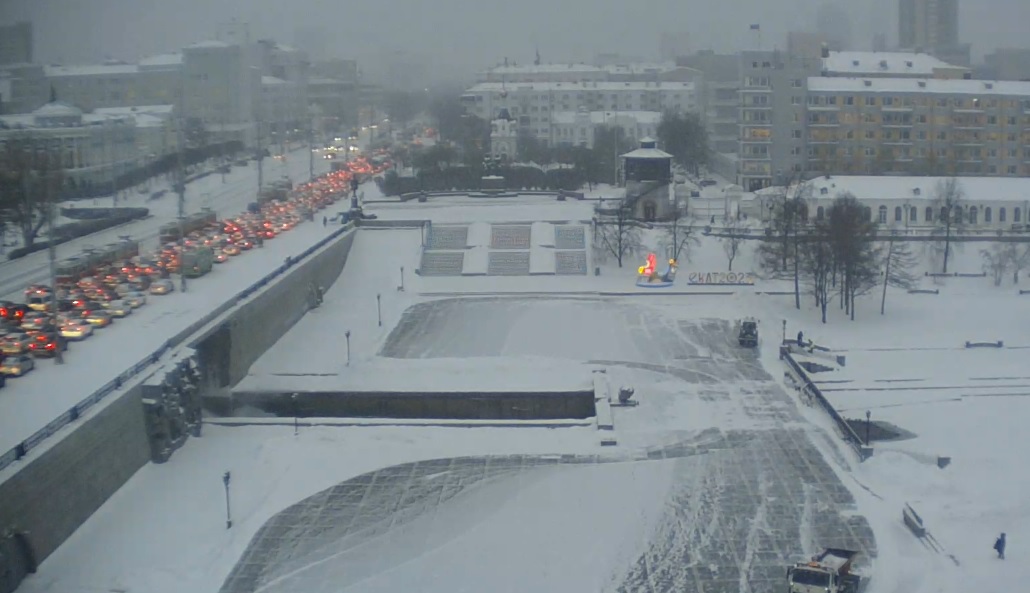 На веб-камере видно, что в 9:45 движение на Плотинке было сильно затруднено На веб-камере видно, что в 9:45 движение на Плотинке было сильно затруднено