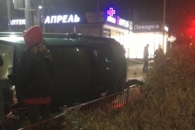 От удара о ларек автомобиль перевернуло на бок От удара о ларек автомобиль перевернуло на бок