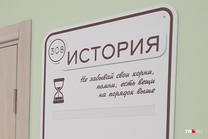 Перед дверью в компьютерный класс висит табличка на которой описан алгоритм получения