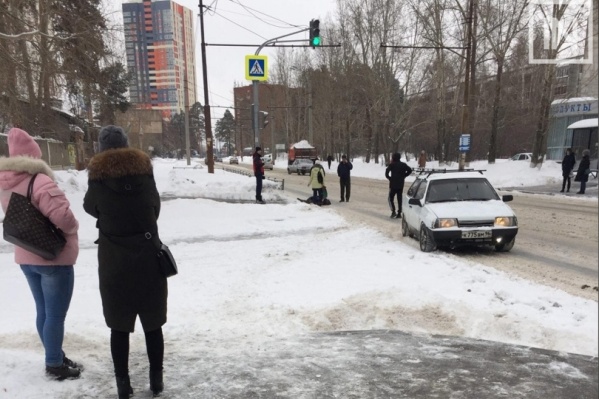 Мужчину увезли в больницу Мужчину увезли в больницу