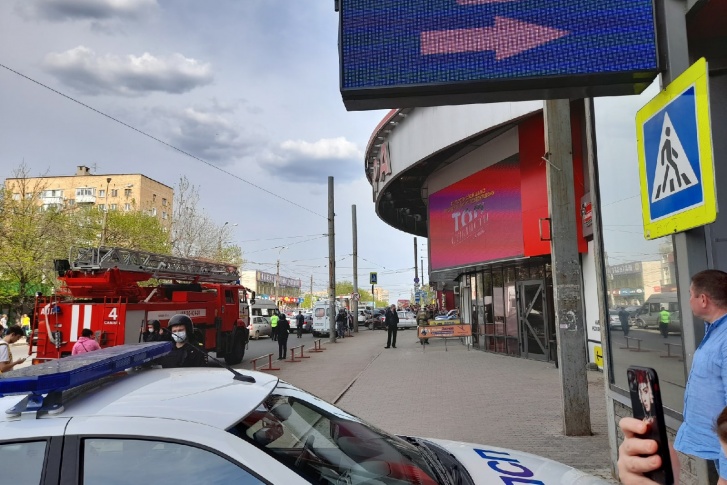 Полицейские проверяют здание Полицейские проверяют здание