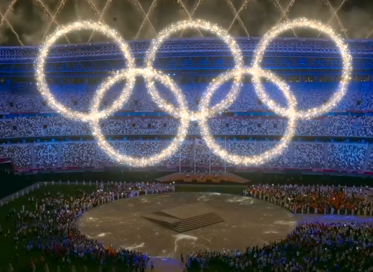 Олимпийские кольца загорелись из тысячи искр 