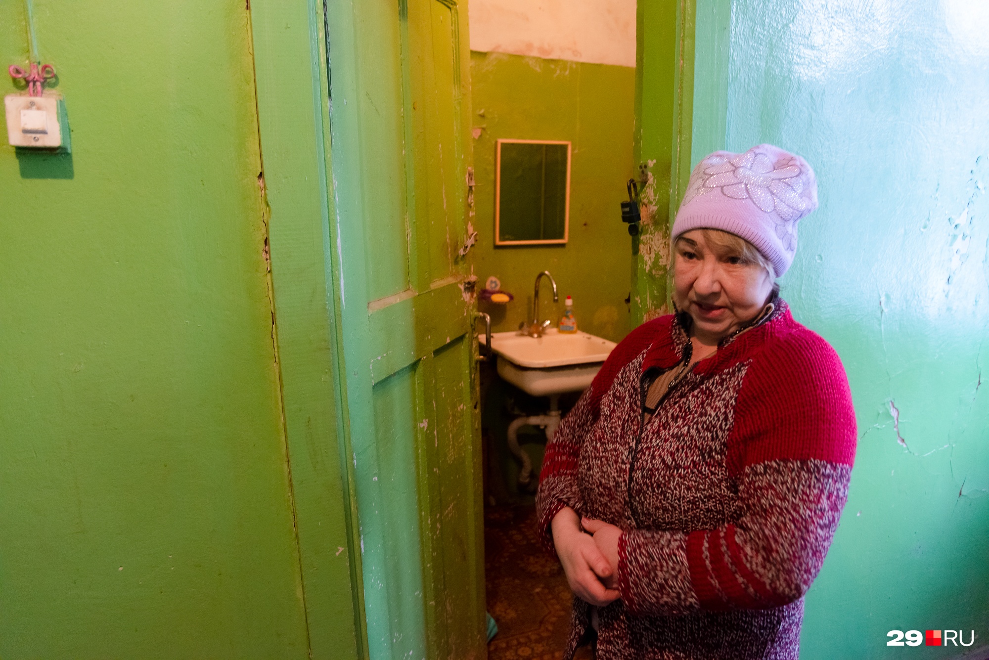 Местная жительница рассказывает, как у них провалился туалет и замерзли трубы. По ее словам, дом не признан аварийным