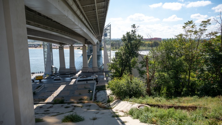 Ростовские чиновники заметили 10-метровую яму под опорой Ворошиловского моста