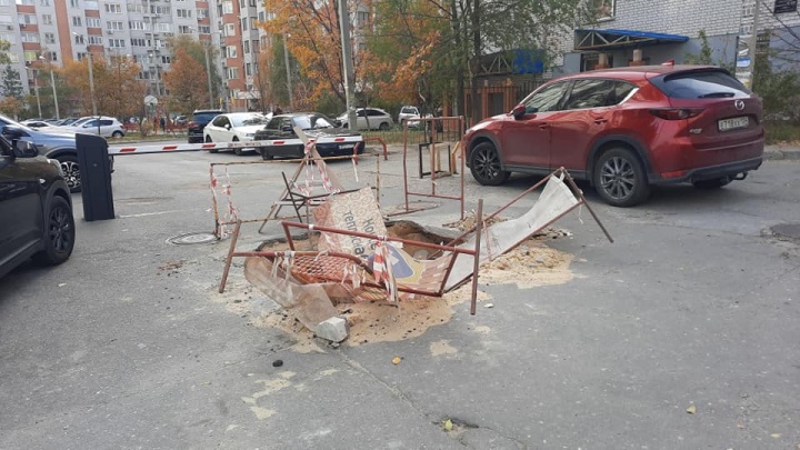 Стабильность — признак мастерства: в Советском районе Волгограда во дворе жилого дома провалился асфальт