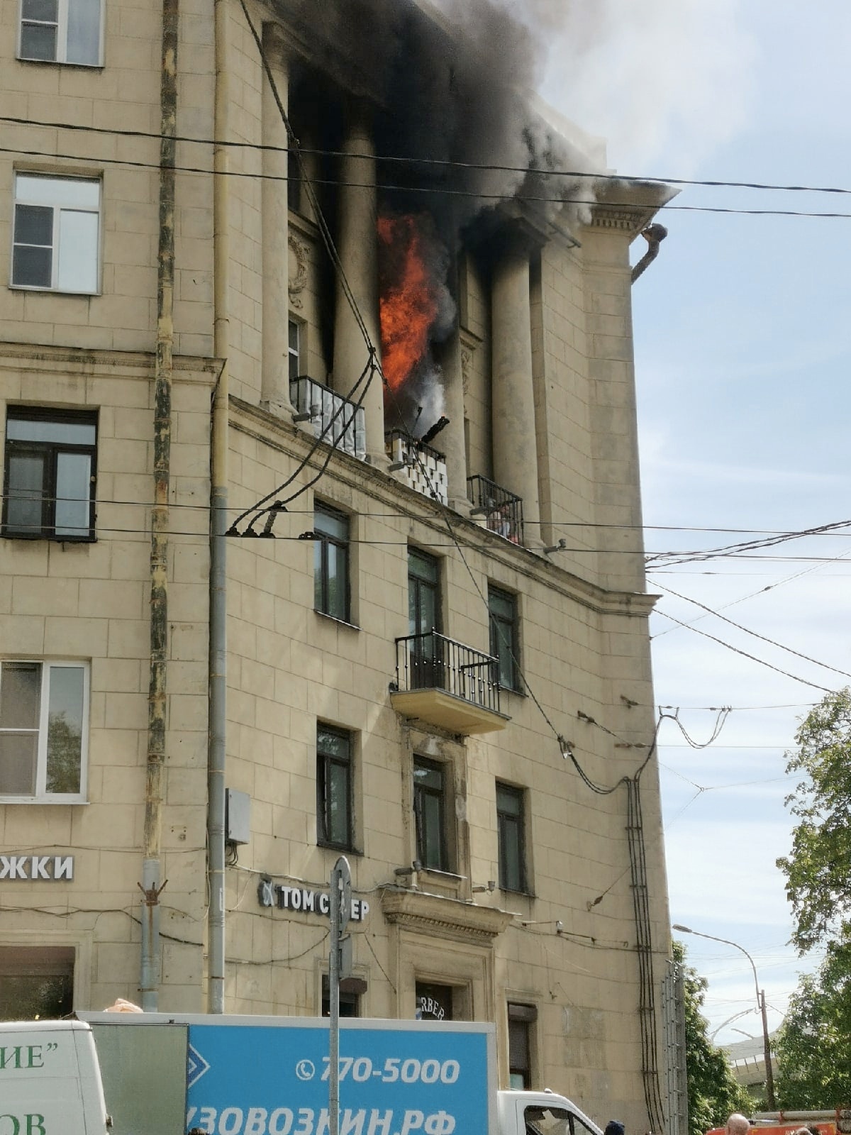 На Стачек спасали женщину с детьми. Она ждала помощи на балконе полыхающей квартиры