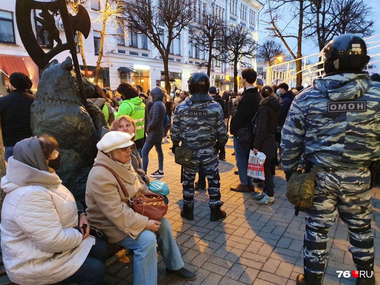 Но там людей ждал сюрприз: спецслужбы оцепили улицы и выходы с нее. И снова начали задерживать идущих Но там людей ждал сюрприз: спецслужбы оцепили улицы и выходы с нее. И снова начали задерживать идущих