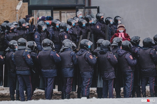 Во время второй акции на улицах Перми было выстроено усиленное оцепление полицейских Во время второй акции на улицах Перми было выстроено усиленное оцепление полицейских