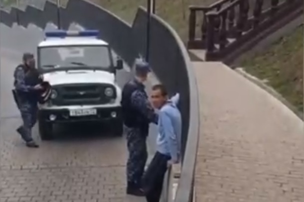 На набережной в Тюмени задержали мужчину с ножом