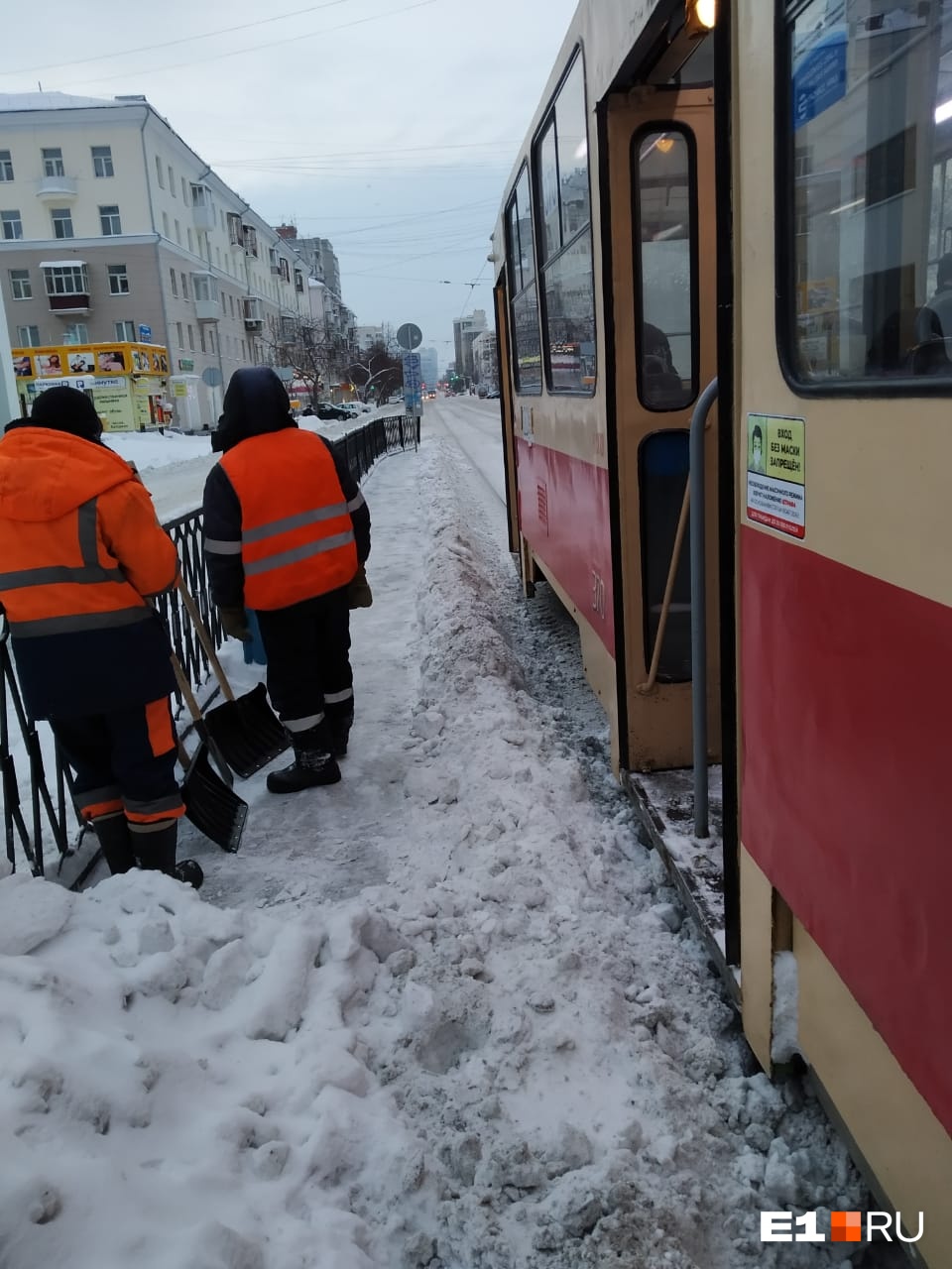 Из-за таких сугробов залезать в общественный транспорт проблематично Из-за таких сугробов залезать в общественный транспорт проблематично
