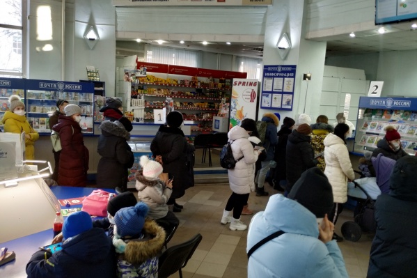 Родители пришли в отделение почты вместе с детьми Родители пришли в отделение почты вместе с детьми