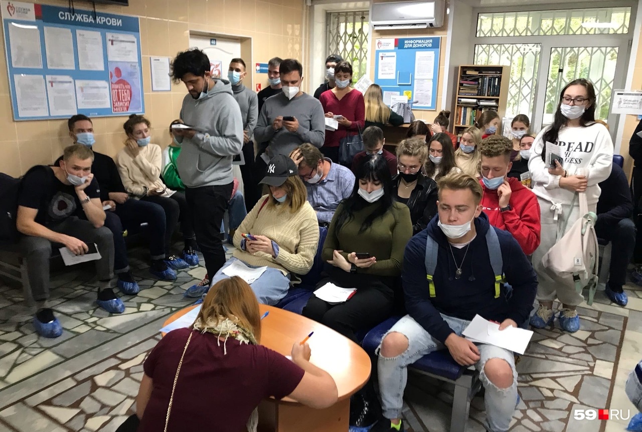 Пермяки пришли на станцию переливания, чтобы сдать кровь для пострадавших при стрельбе Пермяки пришли на станцию переливания, чтобы сдать кровь для пострадавших при стрельбе