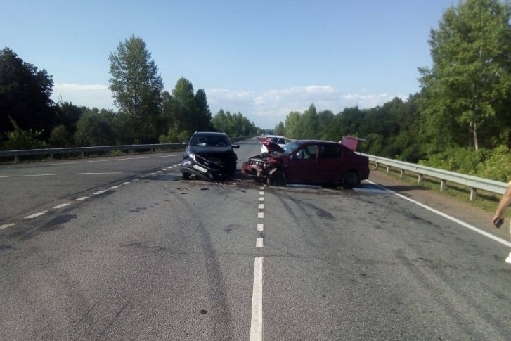 На трассе столкнулись два автомобиля На трассе столкнулись два автомобиля