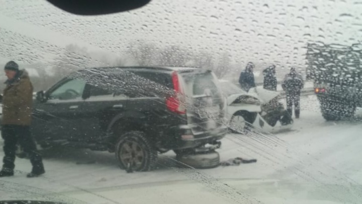 В МВД рассказали подробности массового ДТП на трассе Кемерово — Новокузнецк. Там столкнулись 17 машин