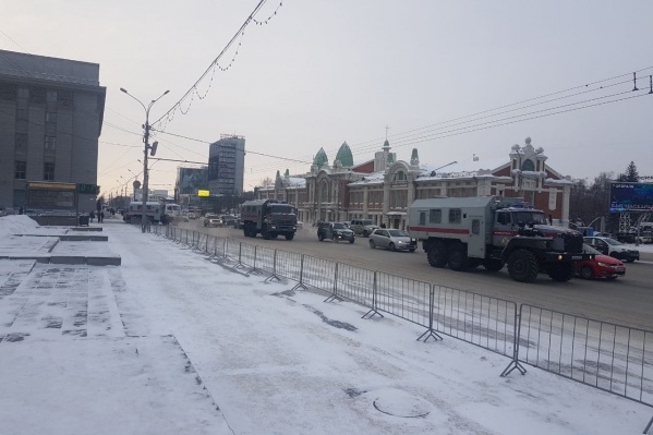 Ограждения появились в Театральном сквере. Рядом — здание мэрии Ограждения появились в Театральном сквере. Рядом — здание мэрии