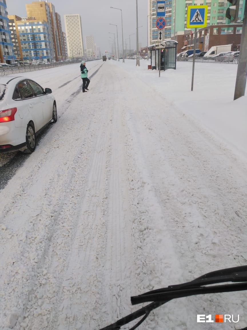 Автобусу сегодня проще ехать по обычной полосе, чем по выделенной Автобусу сегодня проще ехать по обычной полосе, чем по выделенной