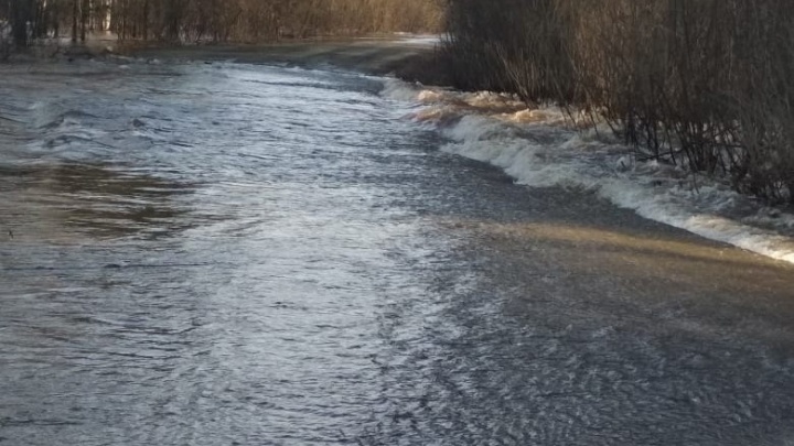 «К нам невозможно проехать»: в Челябинской области затопило дорогу к селу, живущему за счет туризма