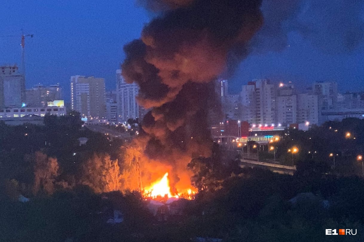 «Слышны взрывы»: в Екатеринбурге крупный пожар в частном секторе. Видео