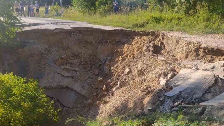 «Земля затрещала». 25-метровый карстовый провал образовался в Павловском районе