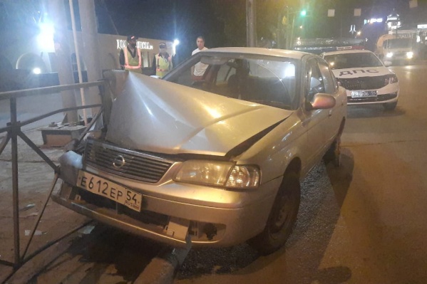Иномарка въехала в перила Иномарка въехала в перила