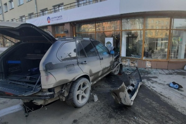 BMW X5 влетел в стену агентства недвижимости «Центральное» BMW X5 влетел в стену агентства недвижимости «Центральное»