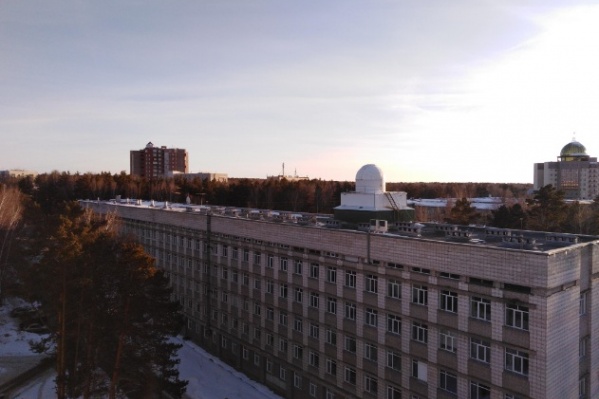 Мужчина работал с использованием страховочной веревки, но она его подвела Мужчина работал с использованием страховочной веревки, но она его подвела