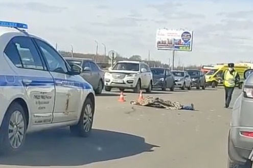 Мужчина переходил дорогу не по пешеходному переходу Мужчина переходил дорогу не по пешеходному переходу