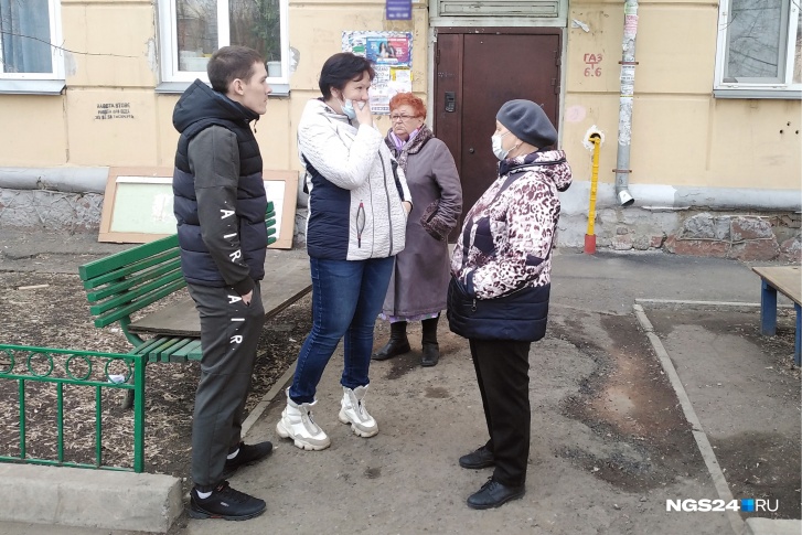 Двоюродная бабушка закрывает рот рукой, иногда начинает плакать Двоюродная бабушка закрывает рот рукой, иногда начинает плакать