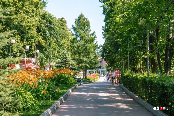 Загородный парк представляет собой большую зеленую зону с пешеходными дорожками Загородный парк представляет собой большую зеленую зону с пешеходными дорожками