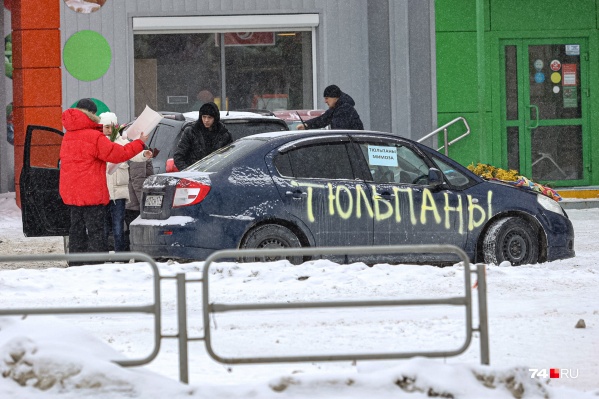 Тюльпанами торгуют почти на каждом перекрестке Тюльпанами торгуют почти на каждом перекрестке