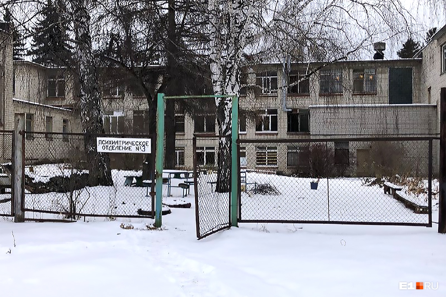 Здания больницы, судя по внешнему виду, нуждаются в капитальном ремонте Здания больницы, судя по внешнему виду, нуждаются в капитальном ремонте
