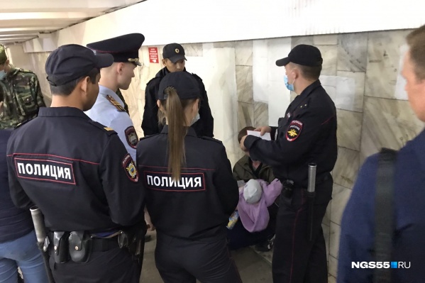 Мужчина с ребенком в подземном переходе. Напротив него в белой рубашке — курсант МВД, который смог обезоружить омича Мужчина с ребенком в подземном переходе. Напротив него в белой рубашке — курсант МВД, который смог обезоружить омича