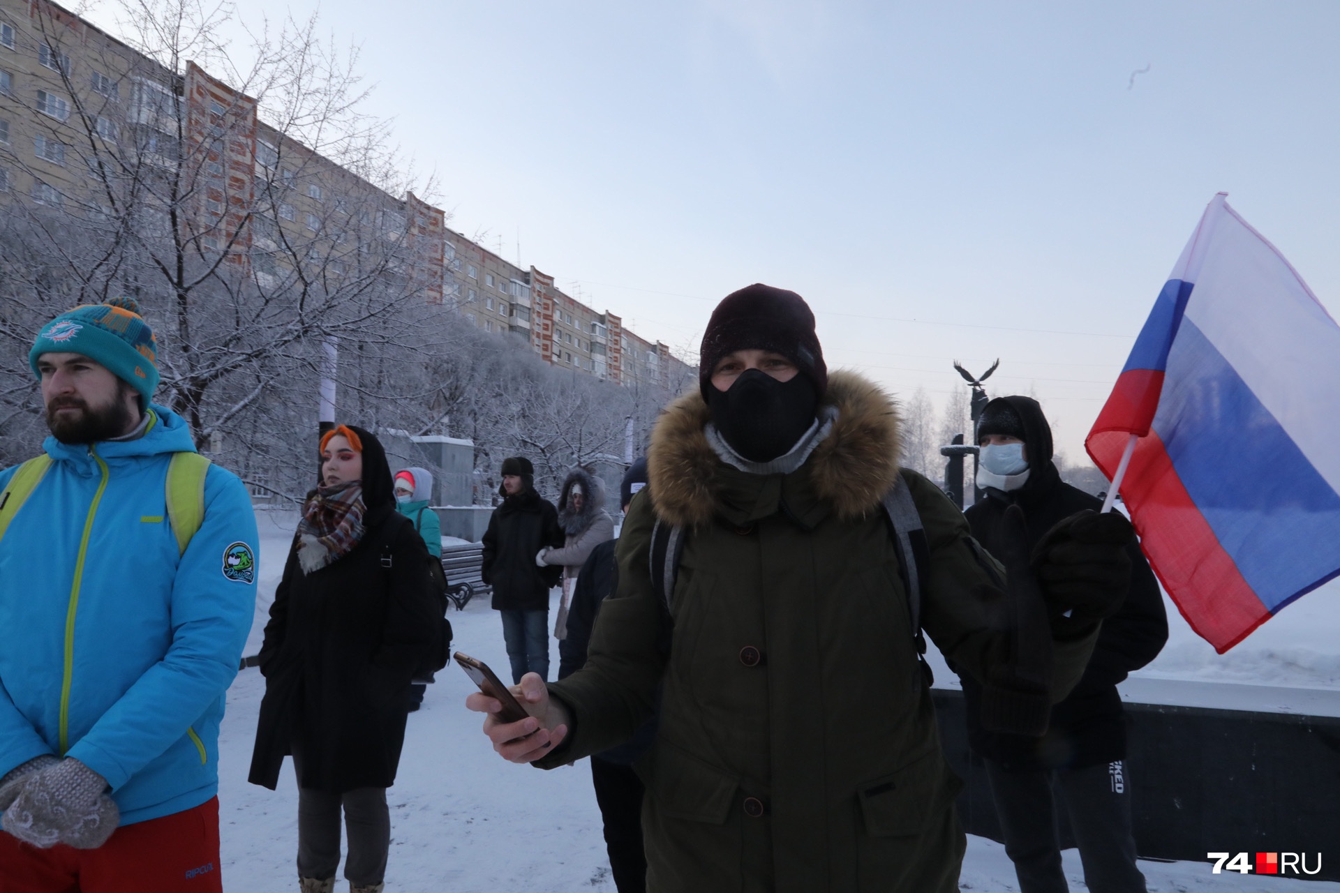 Некоторые активисты пришли на акцию с накинутыми на плечи флагами России Некоторые активисты пришли на акцию с накинутыми на плечи флагами России