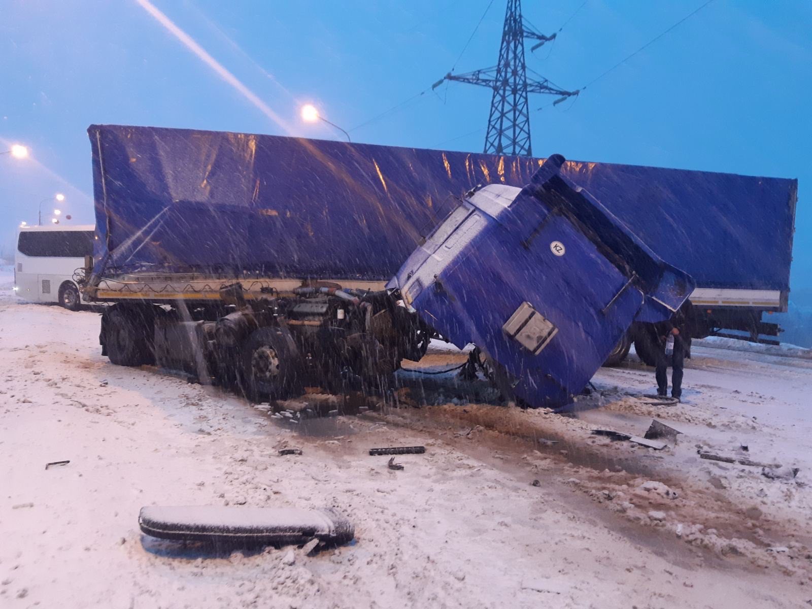 Грузовик столкнуться. Аварии в Самарской области фуры. Две фуры столкнулись на трассе около Тольятти.