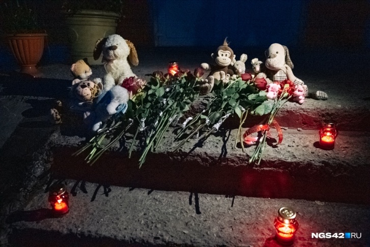 Стихийный мемориал убитым девочкам появился возле школы <nobr class="_">№ 25</nobr> города Киселёвска