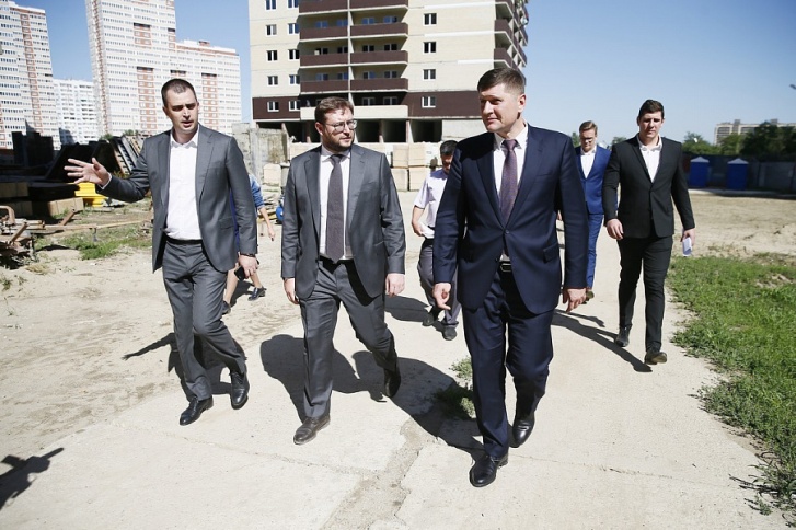 Андрей Алексеенко (справа в галстуке) на осмоте долгостроя в Краснодаре