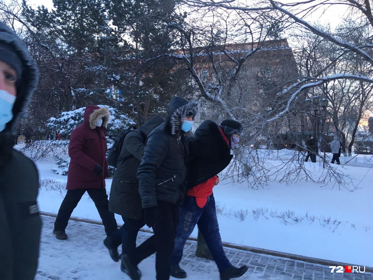 Мужчина зачем-то раздевался на несанкционированной акции Мужчина зачем-то раздевался на несанкционированной акции