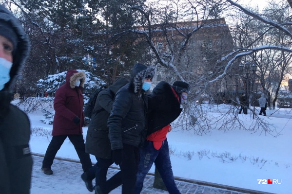 Молодой человек разделся на площади. После этого сотрудники в штатском отвели его в машину Молодой человек разделся на площади. После этого сотрудники в штатском отвели его в машину