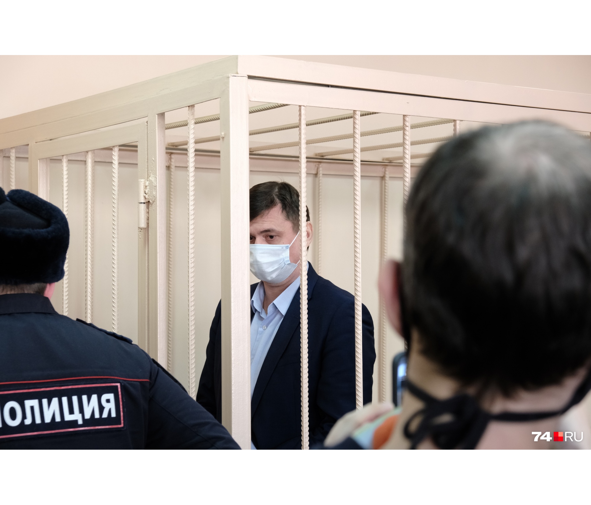 Извеков, согласно материалам следствия, утверждает, что ничего противозаконного не делал, хотя деньги взял Извеков, согласно материалам следствия, утверждает, что ничего противозаконного не делал, хотя деньги взял