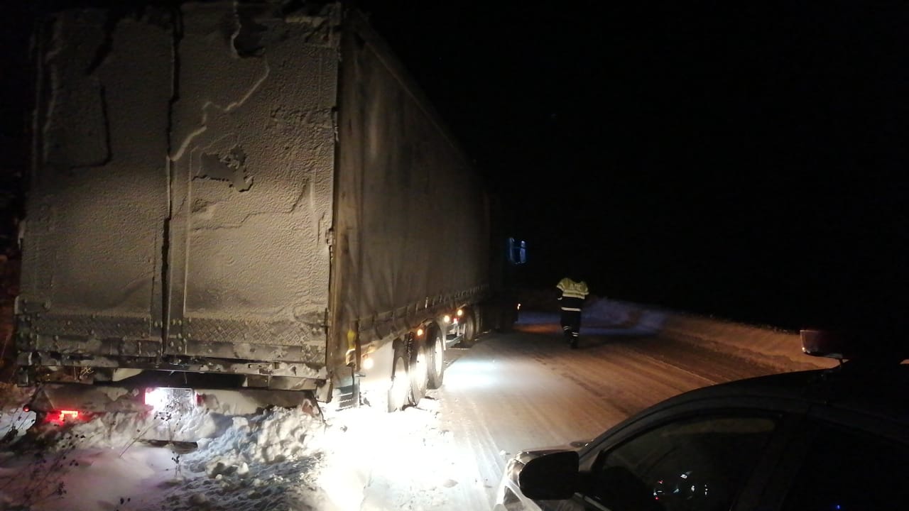 На Урале грузовик, ехавший из Казахстана, застрял на трассе и перекрыл движение на 2 часа