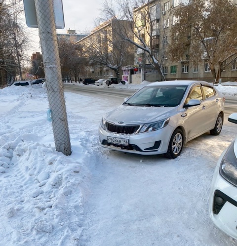 Автомобиль на тротуаре Автомобиль на тротуаре