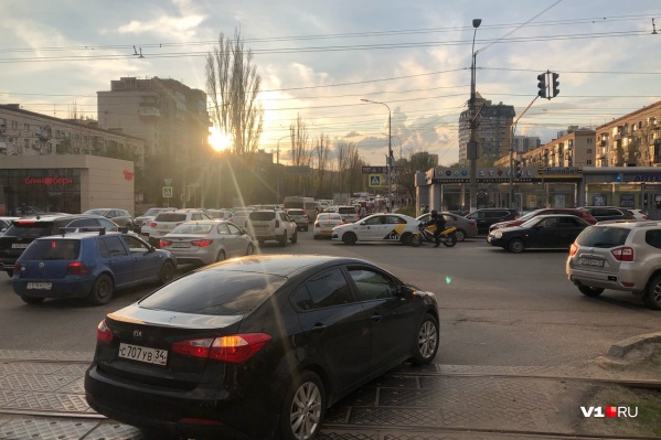 Автомобилисты разруливают порядок движения сами Автомобилисты разруливают порядок движения сами