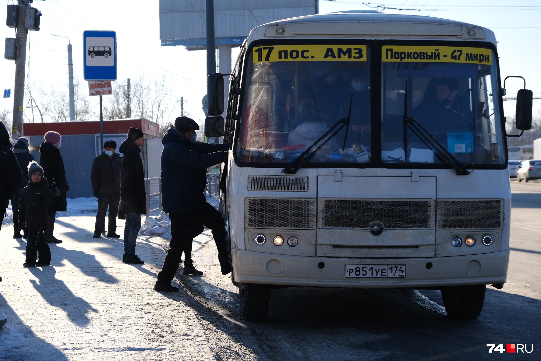 Особенно сложно забираться в таких условиях в высокие автобусы Особенно сложно забираться в таких условиях в высокие автобусы